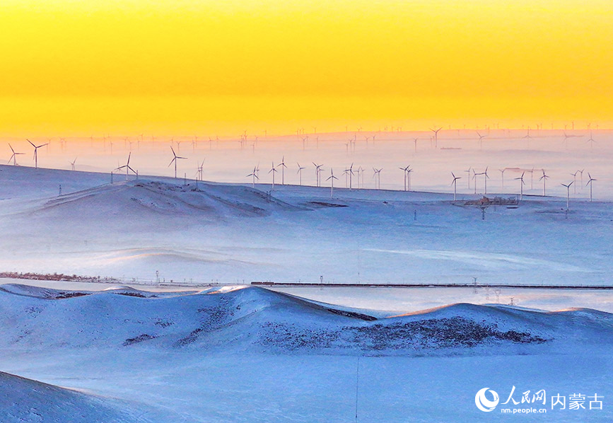 2025年1月17日拍攝的錫林郭勒盟灰騰梁風(fēng)力發(fā)電場(chǎng)（無(wú)人機(jī)照片）。王正攝