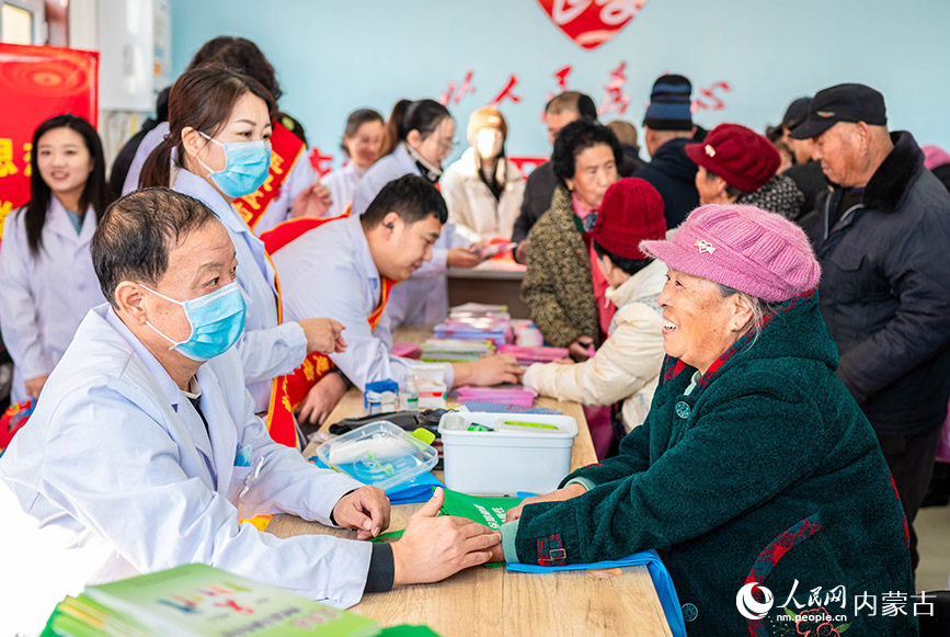 1月18日，醫(yī)務(wù)工作者在呼和浩特市玉泉區(qū)“三下鄉(xiāng)”活動(dòng)現(xiàn)場(chǎng)為群眾檢查身體。丁根厚攝