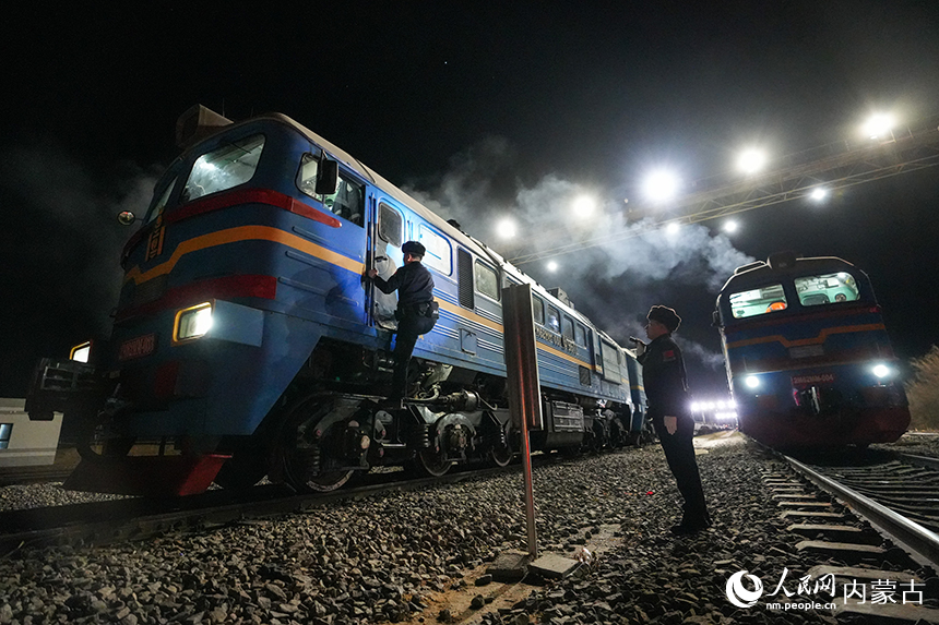 二連出入境邊防檢查站移民管理警察正在對夜間出境列車進(jìn)行查驗。楊金燁攝