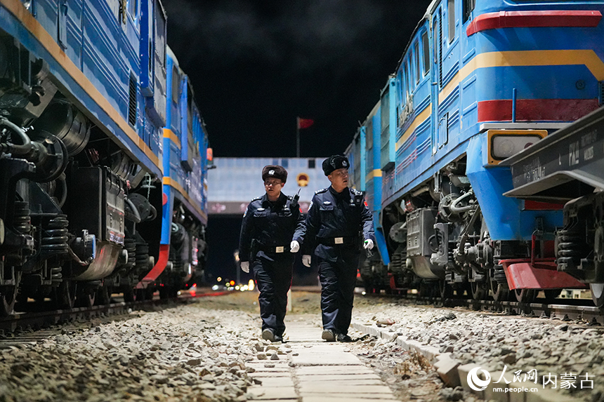 二連出入境邊防檢查站移民管理警察正在對夜間出境列車進(jìn)行查驗(yàn)。楊金燁攝