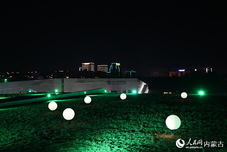 呼和浩特雕塑藝術館開啟“夜游”模式，特色燈光秀扮靚城市。人民網(wǎng)記者 劉藝琳攝