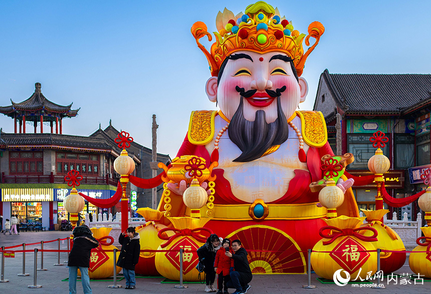 游客在呼和浩特市玉泉區(qū)塞上老街旅游休閑街區(qū)賞花燈。丁根厚攝