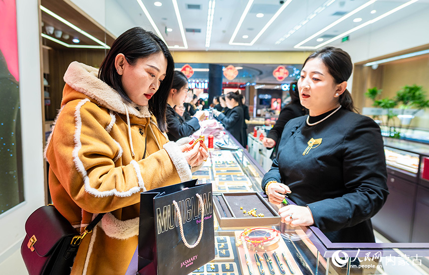 顧客在呼和浩特市玉泉區(qū)一家購物中心選購黃金首飾。丁根厚攝