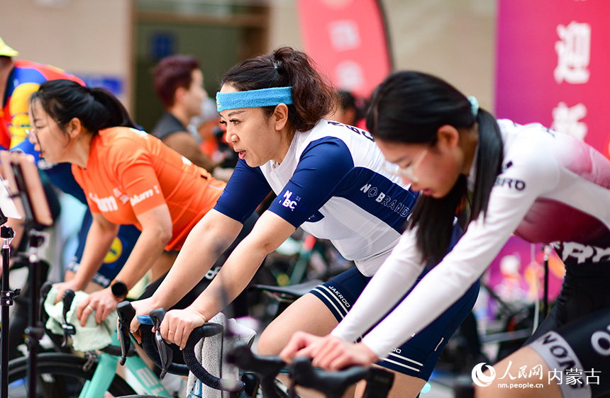 參賽選手在女子組5公里項(xiàng)目比賽中。王正攝