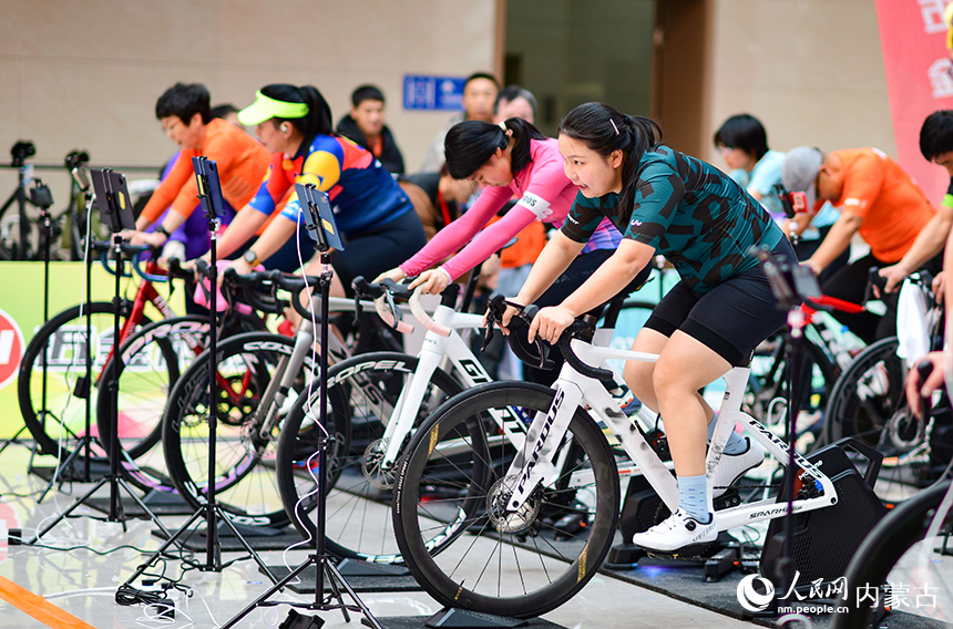 參賽選手在女子組5公里項(xiàng)目比賽中。王正攝