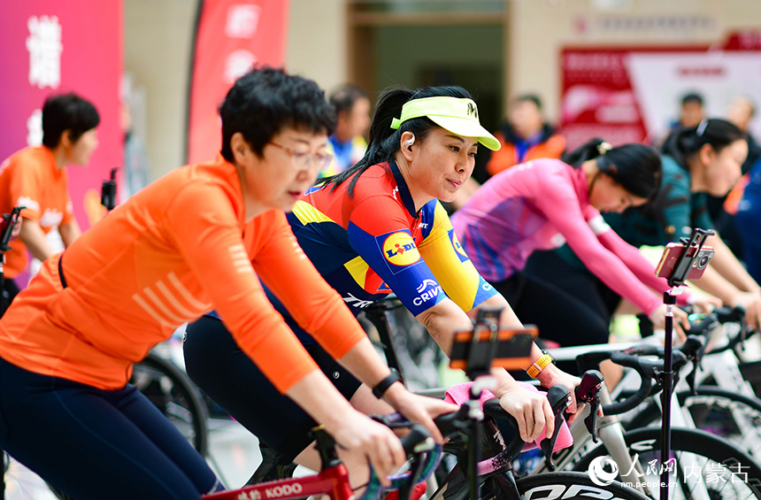 參賽選手在女子組5公里項目比賽中。王正攝