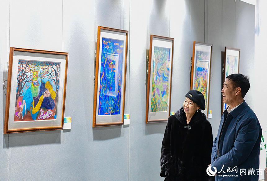 觀眾在鄂爾多斯市文化館觀賞云南農(nóng)民畫展。王正攝
