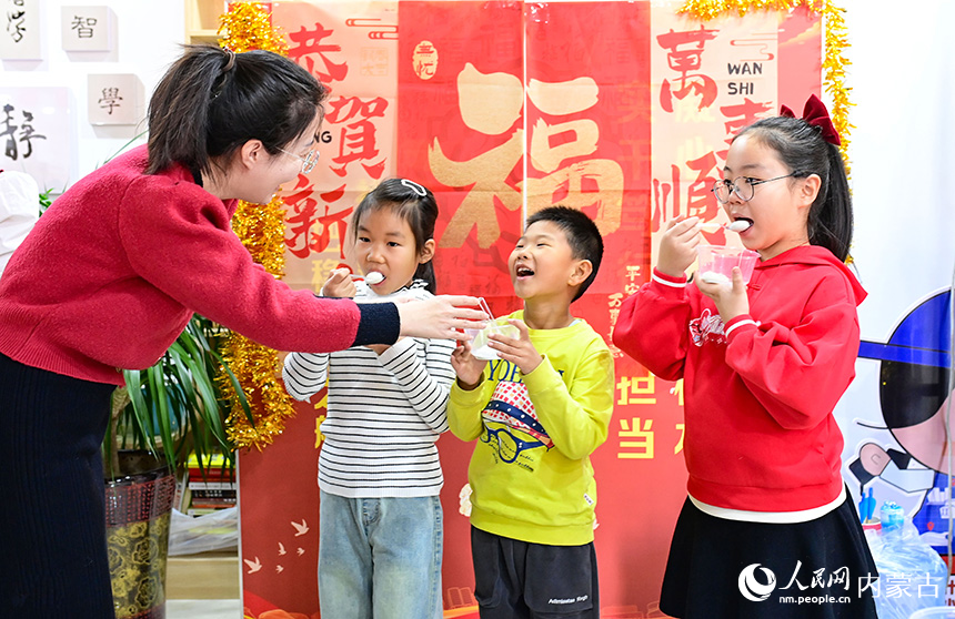 小朋友在康巴什區(qū)學(xué)苑社區(qū)品嘗湯圓。王正攝