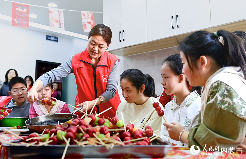 居民在康巴什區(qū)園丁社區(qū)制作冰糖葫蘆。王正攝