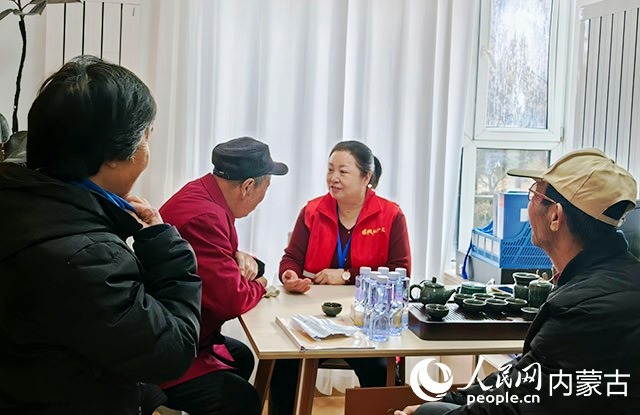 悅和社區(qū)“聯(lián)戶長(zhǎng)”傾聽居民訴求。受訪者供圖