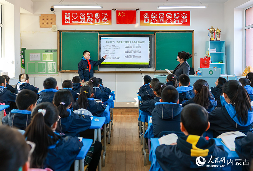 內(nèi)蒙古自治區(qū)呼和浩特市新城區(qū)新華小學(xué)教育集團(tuán)主校區(qū)學(xué)生在“開學(xué)第一課”上與同學(xué)分享有關(guān)春天的古詩(shī)。王劭凱攝