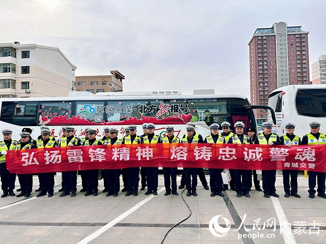 參與獻(xiàn)血的民警。 實(shí)習(xí)生 劉瀛攝