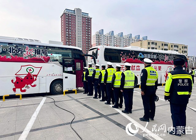 民警排隊(duì)等待獻(xiàn)血。 實(shí)習(xí)生 劉瀛攝