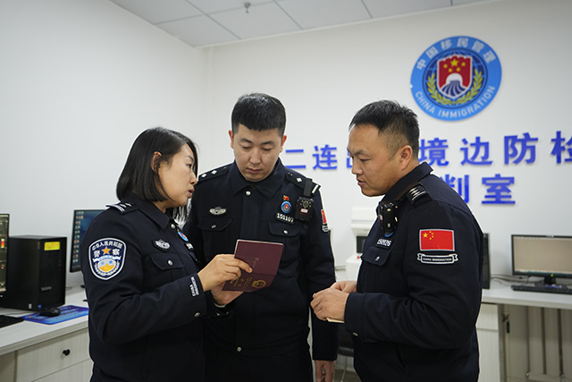 斯琴和民警交流學(xué)習(xí)證件防偽知識。