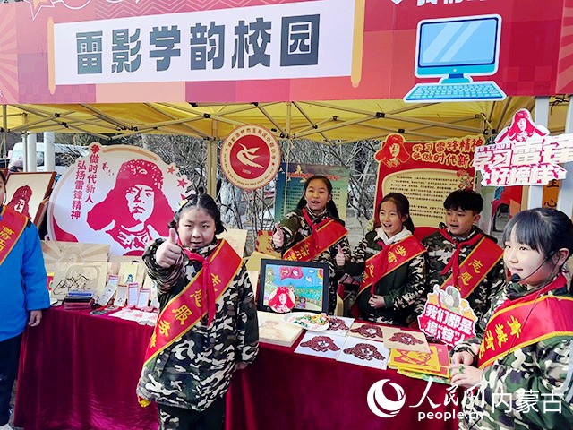 “雷影學(xué)韻校園”小志愿者在講解。實(shí)習(xí)生 劉瀛攝