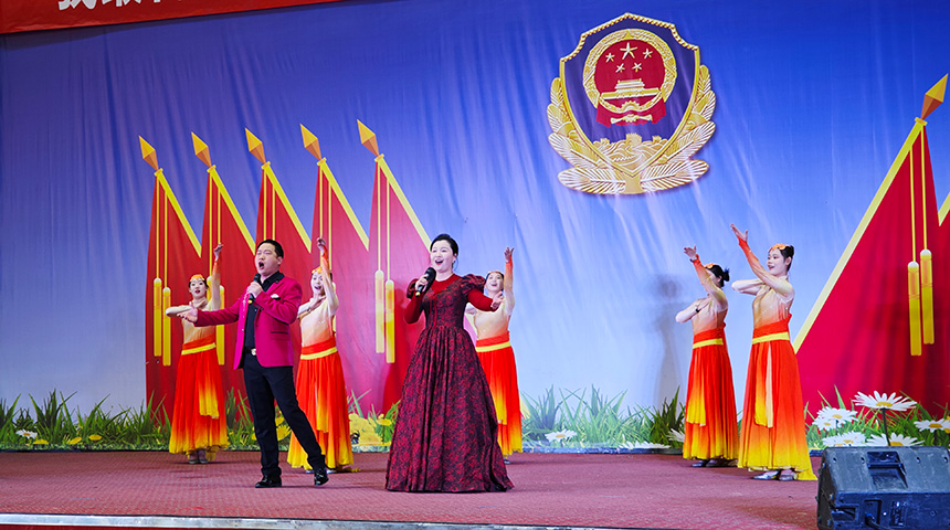 歌伴舞《領(lǐng)航》。人民網(wǎng)記者 張雪冬攝