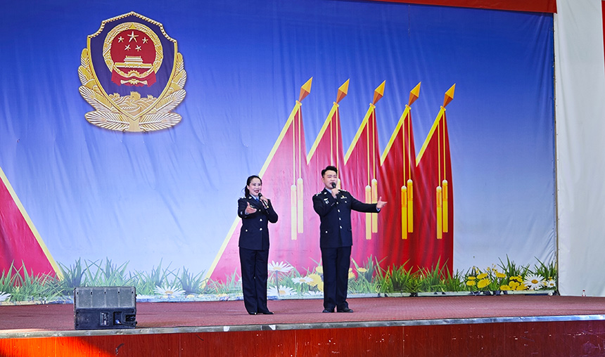 歌曲演唱《法治之光》。人民網(wǎng)記者 張雪冬攝