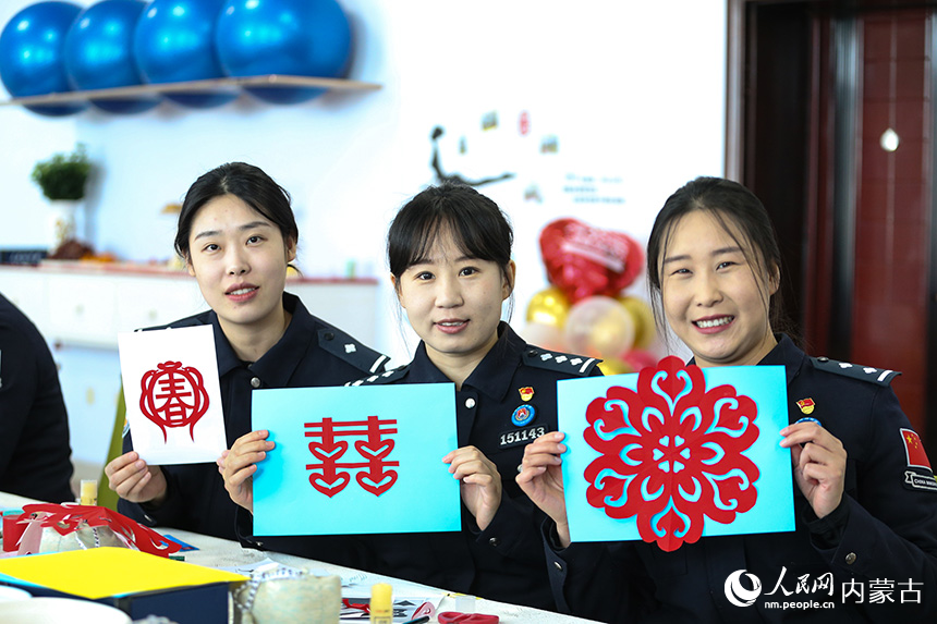 女民警們展示剪紙作品。 郭鵬杰攝
