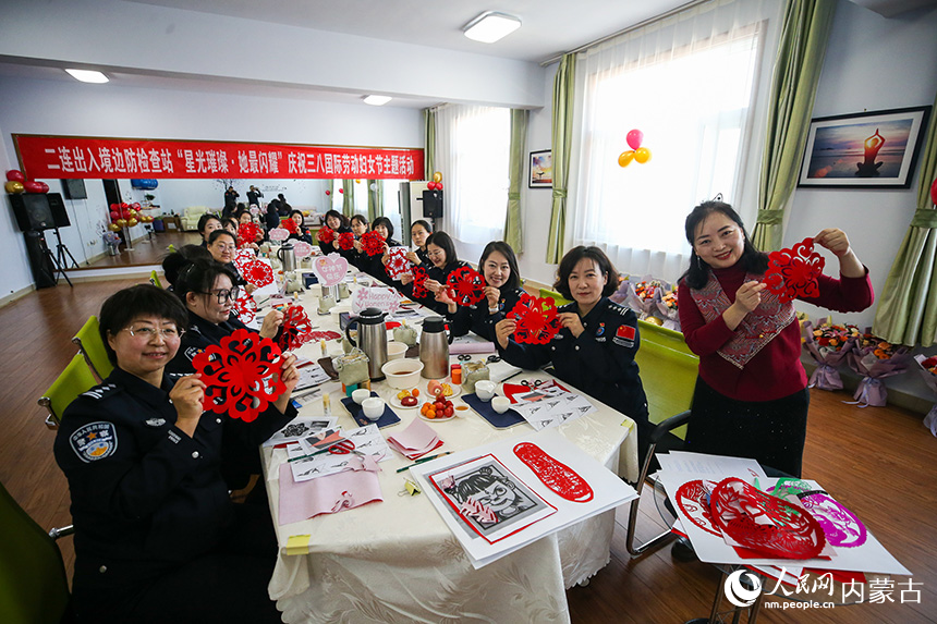 女民警們展示剪紙作品。 郭鵬杰攝