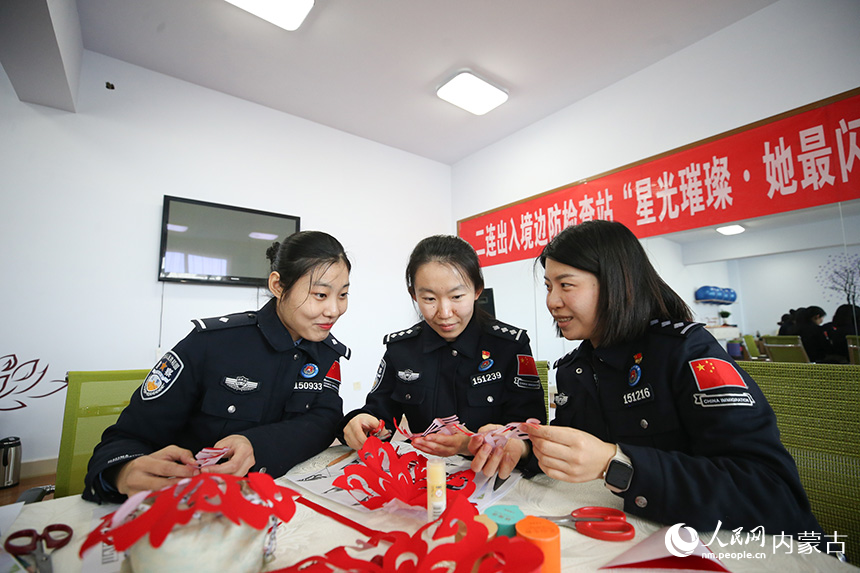 女民警們交流剪紙心得。郭鵬杰攝