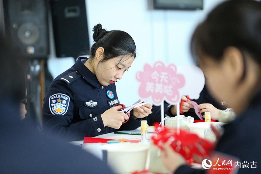 女民警自己動(dòng)手剪紙。 郭鵬杰攝