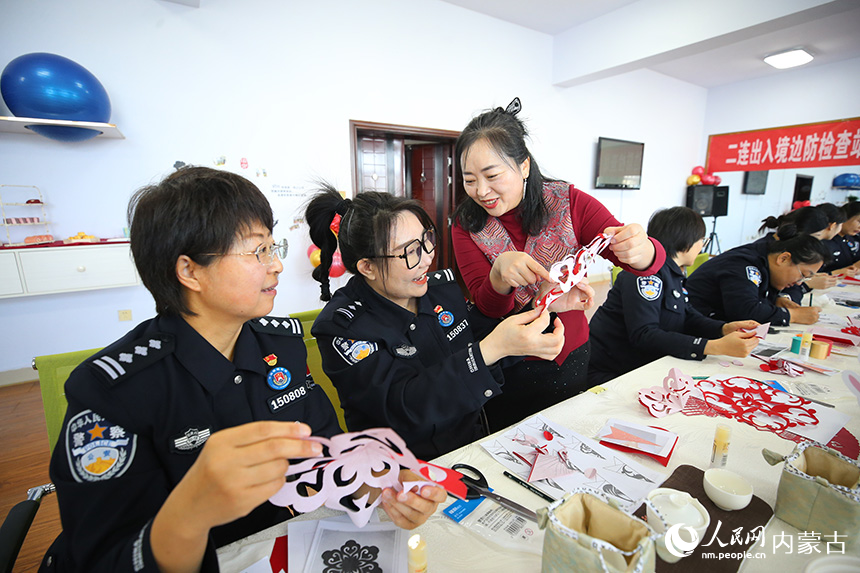 剪紙老師指導(dǎo)女民警剪紙。郭鵬杰攝