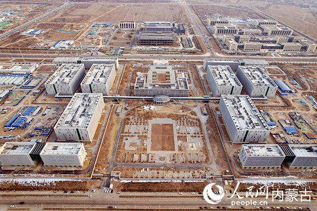 俯瞰中國農(nóng)業(yè)銀行數(shù)據(jù)中心第三分部和林格爾新區(qū)建設(shè)項目一期工程。人民網(wǎng)記者 富麗娟攝