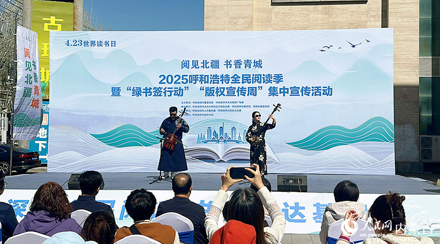 文藝演出。 實(shí)習(xí)生 劉瀛攝