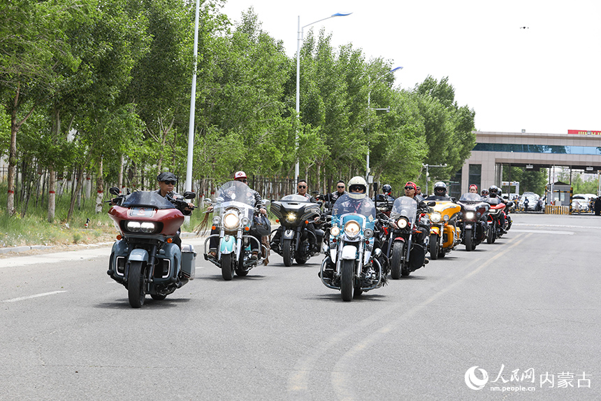 二連出入境邊防檢查站移民管理警察快速驗放摩托車自駕旅游團。郭鵬杰攝