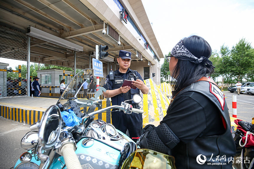 二連出入境邊防檢查站移民管理警察快速驗放摩托車自駕旅游團。郭鵬杰攝