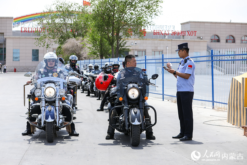 二連出入境邊防檢查站移民管理警察快速驗(yàn)放摩托車自駕旅游團(tuán)。郭鵬杰攝