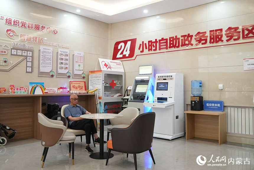 社區(qū)內(nèi)的24小時(shí)自助政務(wù)服務(wù)區(qū)。人民網(wǎng)記者 張力洋攝